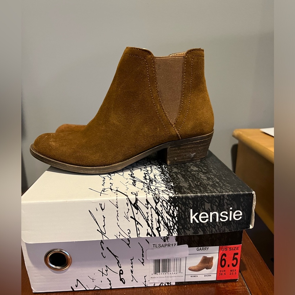 KENSIE GARRY COGNAC BROWN SUEDE ANKLE BOOTIES